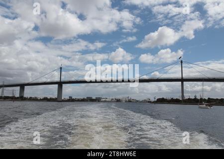 L'iconico Melbourne Bolte Bridge, visto dal basso Foto Stock