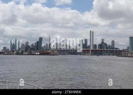 Melbourne, Australia - 14 GENNAIO 2018: Vista dello skyline di Melbourne attraverso il fiume Yarra. Bolte Bridge in primo piano. Grattacieli moderni e Cent Foto Stock