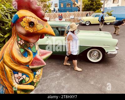 Miami, Florida, USA. 24 gennaio 2023. Little Havana è il vivace cuore cubano di Miami, con gallerie d'arte latino-americane e ristoranti affollati. I caffè con finestre a scomparsa vendono caffè cubano ai clienti fumatori di sigari. In Calle Ocho (SW 8th Street), la gente del posto discute di politica sui domini al Maximo Gomez Park, soprannominato Domino Park dalla gente del posto. (Immagine di credito: © Ruaridh Stewart/ZUMA Press Wire) SOLO USO EDITORIALE! Non per USO commerciale! Foto Stock