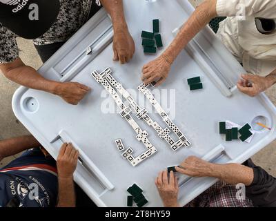 Miami, Florida, USA. 24 gennaio 2023. In Calle Ocho (SW 8th Street), la gente del posto discute di politica sui domini al Maximo Gomez Park, soprannominato Domino Park dalla gente del posto. Little Havana è il vivace cuore cubano di Miami, con gallerie d'arte latino-americane e ristoranti affollati. I caffè con finestre a scomparsa vendono caffè cubano ai clienti fumatori di sigari. (Immagine di credito: © Ruaridh Stewart/ZUMA Press Wire) SOLO USO EDITORIALE! Non per USO commerciale! Foto Stock