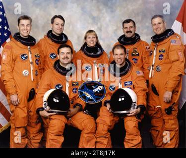 Crew Portrait. STS-90 lanciato il 17 aprile 1998. Gli astronauti Richard A. Searfoss, comandante (fronte destro); e Scott D. Altman, pilota (fronte sinistro). Altri membri dell'equipaggio (in seconda fila, da sinistra a destra) sono James A. (Jim) Pawelczyk, pH.D., specialista del carico utile; e gli astronauti Richard M. Linnehan, Kathryn P. Hire, e Dafydd R. (Dave) Williams, tutti specialisti di missione; insieme allo specialista del carico utile Jay C. Buckey Jr., MD. Foto Stock