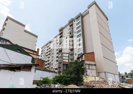 Rovine di fronte al palazzo di appartamenti nella città di Pristina in Kosovo Foto Stock