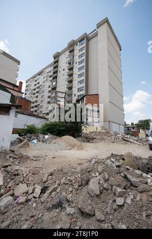 Rovine di fronte al palazzo di appartamenti nella città di Pristina in Kosovo Foto Stock