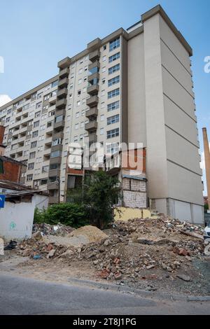 Rovine di fronte al palazzo di appartamenti nella città di Pristina in Kosovo Foto Stock