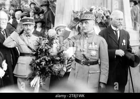 Il maresciallo Ferdinand Jean Marie Foch (1851-1929), un generale francese che servì come comandante supremo alleato durante l'ultimo anno della prima guerra mondiale con il mineralogista George Frederick Kunz (1856-1932), giusto, durante una cerimonia tenutasi presso la statua di Giovanna d'Arco a New York. Foto Stock