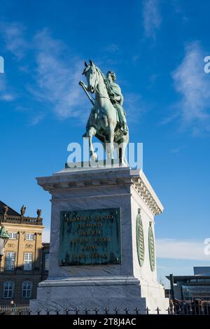 Copenaghen, Danimarca - 18 novembre 2023: Rytterstatuen / statua equestre in bronzo del re Frederik V montata su una base di marmo Foto Stock