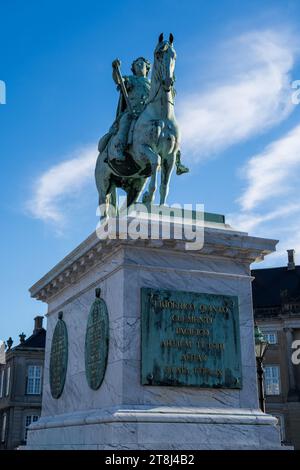 Copenaghen, Danimarca - 18 novembre 2023: Rytterstatuen / statua equestre in bronzo del re Frederik V montata su una base di marmo Foto Stock