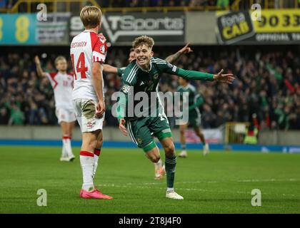 Isaac Price, in Irlanda del Nord, celebra il primo gol della squadra durante la partita di qualificazione a UEFA Euro 2024 a Windsor Park, Belfast. Data immagine: Lunedì 20 novembre 2023. Foto Stock