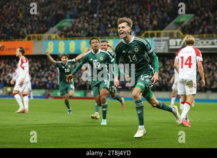 Isaac Price, in Irlanda del Nord, celebra il primo gol della squadra durante la partita di qualificazione a UEFA Euro 2024 a Windsor Park, Belfast. Data immagine: Lunedì 20 novembre 2023. Foto Stock