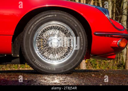 !973 Jaguar e Type Series 3 V12 classica vettura sportiva britannica in rosso e giallo Foto Stock