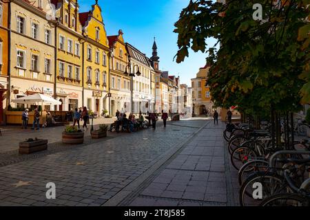 17 10 22: Belle case sulla piazza del mercato di Opole, Polonia Foto Stock