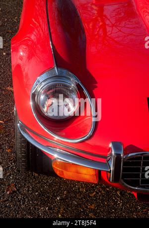 !973 Jaguar e Type Series 3 V12 classica vettura sportiva britannica in rosso e giallo Foto Stock