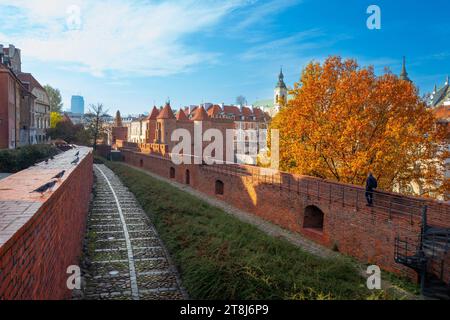 2022-10-28 Varsavia storica Barbican nel centro storico di Varsavia. Varsavia, Polonia. Foto Stock