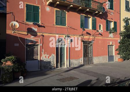 Cortile di fronte a un tipico edificio al tramonto sul mare italiano Foto Stock