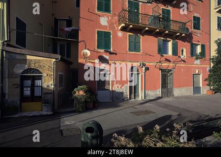 Cortile di fronte a un tipico edificio al tramonto sul mare italiano Foto Stock