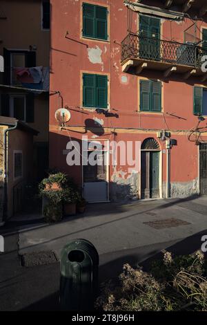 Cortile di fronte a un tipico edificio al tramonto sul mare italiano Foto Stock