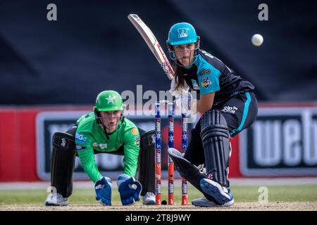 Melbourne, Australia, 19 novembre 2023. Amelia Kerr, giocatrice dei Brisbane Heat, ha battuto in battuta durante il match della Weber Women's Big Bash League (WBBL 09) tra Melbourne Stars Women e Brisbane Heat Women al CitiPower Centre il 19 novembre 2023 a Melbourne, in Australia. Credito: Santanu Banik/Speed Media/Alamy Live News Foto Stock