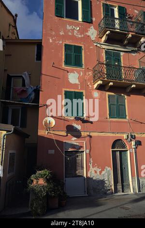 Cortile di fronte a un tipico edificio al tramonto sul mare italiano Foto Stock