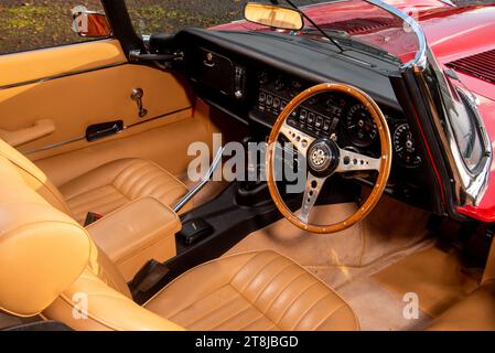 !973 Jaguar e Type Series 3 V12 classica vettura sportiva britannica in rosso e giallo Foto Stock