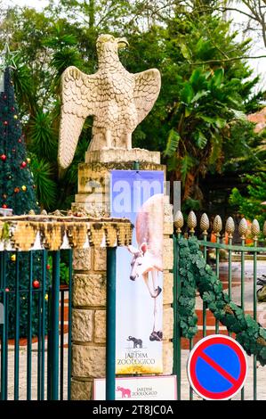 LISBONA, PORTOGALLO, decorazione con sculture d'aquila all'ingresso dello zoo. Foto Stock