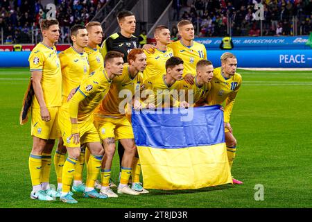 LEVERKUSEN, GERMANIA - 20 NOVEMBRE: Team Photo of Ukraine, (Back Row L-R) Illia Zabarnyi of Ukraine, Taras Stepanenko of Ukraine, Oleksandr Svatok of Ukraine, Anatoliy Trubin of Ukraine, Vitaliy Mykolenko of Ukraine, Artem Dovbyk of Ukraine (front Row L-R) Viktor Tsygankov of Ukraine, Yukhym Konoplia of Ukraine, Georgiy Sudakov, Ucraina Oleksandr Zinchenko, Ucraina Mykhailo Mudryk durante la partita di qualificazione europea del gruppo C - UEFA EURO 2024 tra Ucraina e Italia alla BayArena il 20 novembre 2023 a Leverkusen, Germania. (Foto di Joris Verwijst/Agenzia BSR) Foto Stock