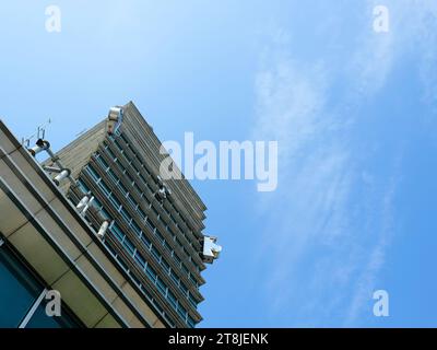 Cima del grattacielo Taipei 101, visto dalla piattaforma di osservazione all'aperto al 91° piano in una giornata limpida e soleggiata; Taipei, Taiwan. Foto Stock