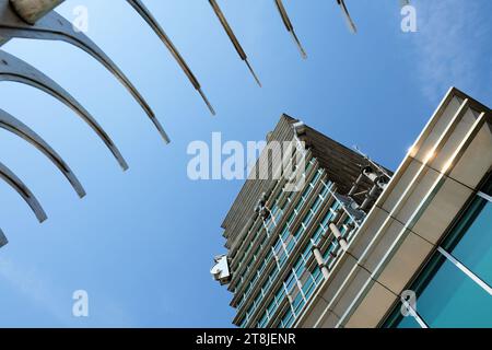 Cima del grattacielo Taipei 101, visto dalla piattaforma di osservazione all'aperto al 91° piano in una giornata limpida e soleggiata; Taipei, Taiwan. Foto Stock