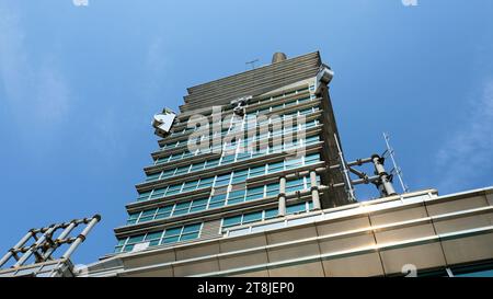 Cima del grattacielo Taipei 101, visto dalla piattaforma di osservazione all'aperto al 91° piano in una giornata limpida e soleggiata; Taipei, Taiwan. Foto Stock