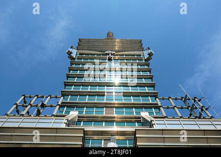 Cima del grattacielo Taipei 101, visto dalla piattaforma di osservazione all'aperto al 91° piano in una giornata limpida e soleggiata; Taipei, Taiwan. Foto Stock