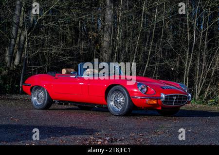 !973 Jaguar e Type Series 3 V12 classica vettura sportiva britannica in rosso e giallo Foto Stock