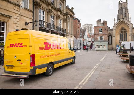 YORK, Regno Unito - 19 aprile 2023. Furgone con consegna DHL giallo, corriere che attraversa il centro città. Foto Stock