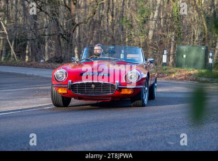 !973 Jaguar e Type Series 3 V12 classica vettura sportiva britannica in rosso e giallo Foto Stock