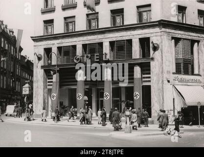 Goldman & Salatsch edificio commerciale, Vienna I., Michaelerplatz 3, Michaelerplatz portale commerciale con decorazione nazista, Martin Gerlach jun., Vienna 1879 - 1944 Vienna, 1938-1945, fotografia, carta d'argento gelatina, carta fotografica: 12,5 x 17,5 cm, 4 15/16 x 6 7/8 pollici, Austria Foto Stock