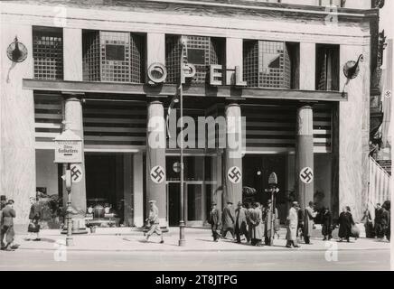 Goldman & Salatsch edificio commerciale, Vienna I., Michaelerplatz 3, Michaelerplatz portale commerciale con decorazione nazista, Martin Gerlach jun., Vienna 1879 - 1944 Vienna, 1938-1945, fotografia, carta d'argento gelatina, carta fotografica: 12,4 x 17,5 cm, 4 7/8 x 6 7/8 pollici, Austria Foto Stock