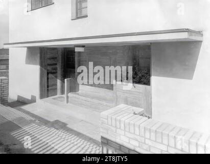 Villa Dr. Ing Frantisek e Milada Müller, Praga-Stresovice, nad Hradnim vodojemem 14, Repubblica Ceca, ingresso, Martin Gerlach jun., Vienna 1879 - 1944 Vienna, 1928-1930, fotografia, carta argento gelatina, pennello spray ritocco, a volte si sovrappone alle finestre!, ritaglio, carta fotografica: 16,9 x 23 cm, 6 5/8 x 9 1/16 pollici, verso: 'Martin Gerlach fotografo Vienna VII, Neubaug, francobollo viola, 'casa editrice di Anton Schroll & Co. a Vienna, V. Nikolsdorferg. 7-9', timbro viola, timbro blu, verso: 'Haus Müller Prag', 'angolo di, Austria Foto Stock