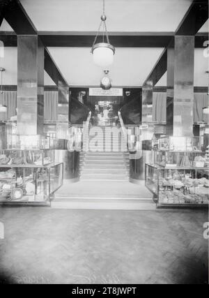 Goldman & Salatsch edificio commerciale, Vienna I., Michaelerplatz 3, sala vendite al piano terra, scala al mezzanino, 1909-1911, negativo, negativo vetro negativo, targa: 24 x 18 cm, Austria Foto Stock