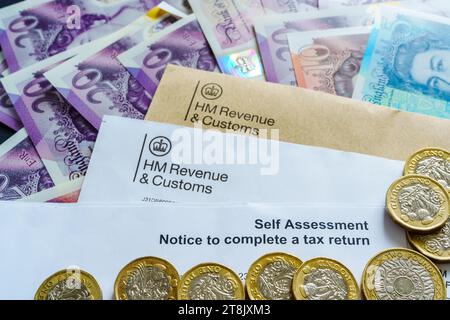 Logo HM Revenue and Customs (HMRC) riportati nelle lettere autentiche relative alle imposte HMRC. Stafford, Regno Unito, 20 novembre 2023 Foto Stock