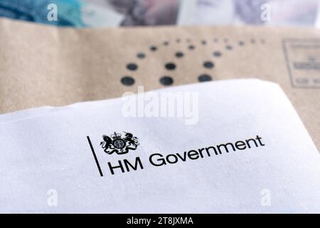 Logo HM Revenue and Customs (HMRC) riportati nelle lettere autentiche relative alle imposte HMRC. Stafford, Regno Unito, 20 novembre 2023 Foto Stock