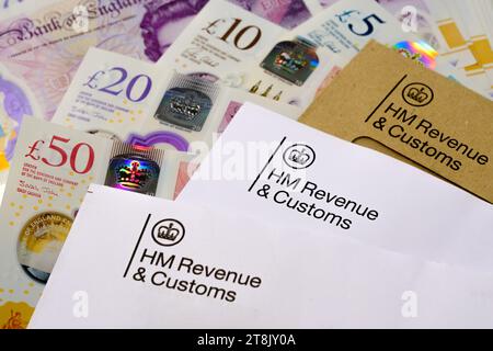 Logo HM Revenue and Customs (HMRC) riportati nelle lettere autentiche relative alle imposte HMRC. Stafford, Regno Unito, 20 novembre 2023 Foto Stock
