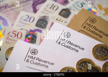 Logo HM Revenue and Customs (HMRC) riportati nelle lettere autentiche relative alle imposte HMRC. Stafford, Regno Unito, 20 novembre 2023 Foto Stock