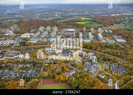 Luftbild, Gebäudekomplex der RUB Ruhr-Universität Bochum, Unicenter im Vordergrund, Baustelle Ersatzneubau NA, muschelartige form rundes Gebäude Audimax Hörsaal, Fernsicht zum Kemnader SEE und Witten-Herbede, Waldgebiet mit herbstlichen Laubbäumen, Querenburg, Bochum, Ruhrgebiet, Nordrhein-Westfalen, Deutschland ACHTUNGxMINDESTHONORARx60xEURO *** Vista aerea, complesso edilizio dell'Università di Ruhr Bochum, Unicenter in primo piano, sostituzione del cantiere nuovo edificio NA, edificio rotondo a forma di conchiglia sala conferenze Audimax, vista distante sul lago Kemnader e Witten Herbede, foresta Foto Stock