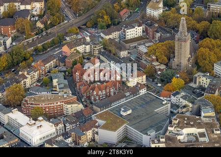 Luftbild, Baustelle mit Reparatur und Sanierung am verhüllten Kirchturm der kath. Propsteikirche St Peter und Paul, Krankenhaus St Elisabeth Hospital, Wohngebiet und Parkhaus P5 Brückstraße, Wohnstift Senioren-Wohnheim Brühl GmbH Haus Lauenstein, Gleisdreieck, Bochum, Ruhrgebiet, Nordrhein-Westfalen, Deutschland ACHTUNGxMINDESTHONORARx60xEURO *** Vista aerea, cantiere con riparazione e ristrutturazione del campanile coperto della Chiesa Cattolica di San Peter e Paul, St. Elisabeth Hospital, zona residenziale e garage P5 Brückstraße, Wohnstift Senioren Wohnheim Brühl GmbH Haus la Foto Stock
