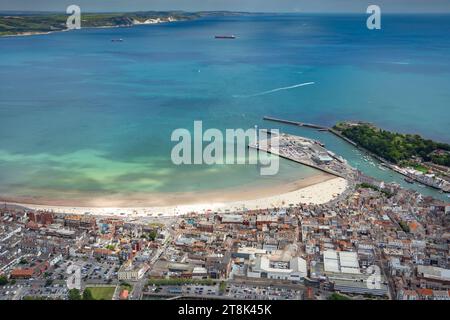 Una vista aerea di Weymouth, una storica cittadina di mare nel Dorset, che si affaccia sul suo pittoresco porto e sulla sua costa, situata a circa 11 miglia a sud Foto Stock