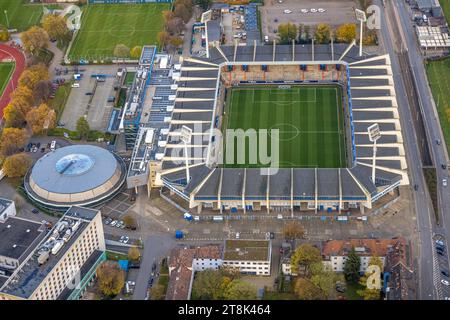 Luftbild, Bundesligastadion Vonovia Ruhrstadion Fußballplatz des VfL Bochum 1848 mit Flutlichtmasten, Rundsporthalle und Trainingssportplätze, Grumme, Bochum, Ruhrgebiet, Nordrhein-Westfalen, Deutschland ACHTUNGxMINDESTHONORARx60xEURO *** Vista aerea, stadio della Bundesliga Vonovia Ruhrstadion campo da calcio della VfL Bochum 1848 con alberi a riflettore, palazzetto rotondo e campi sportivi di allenamento, Grumme, Bochum, zona della Ruhr, Renania settentrionale-Vestfalia, Germania ACHTUNGxMINDESTHONORARx60xEURO credito: Imago/Alamy Live News Foto Stock