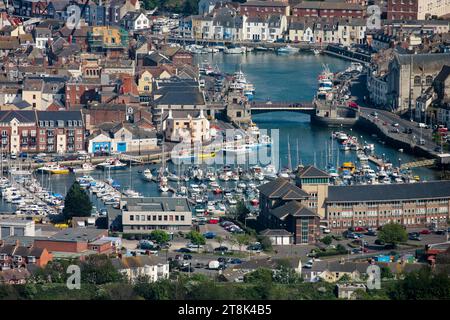 Una vista aerea di Weymouth, una storica cittadina di mare nel Dorset, che si affaccia sul suo pittoresco porto e sulla sua costa, situata a circa 11 miglia a sud Foto Stock