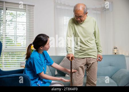 infermiera che controlla ginocchio e gamba dopo l'intervento chirurgico di un anziano paziente affetto da dolore al ginocchio Foto Stock