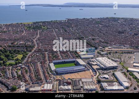 Fotografia aerea della Spinnaker Tower di Portsmouth, circondata dal centro commerciale Gunwharf Quays, con la Haslar Marina in primo piano Foto Stock