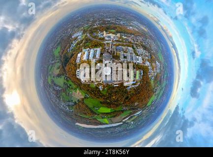 Luftbild, Gebäudekomplex der RUB Ruhr-Universität Bochum, Baustelle Ersatzneubau NA, muschelartige form rundes Gebäude Audimax Hörsaal, Mensa Gebäude, Universitätsstraße, Erdkugel, Fisheye Aufnahme, Fischaugen Aufnahme, 360 Grad Aufnahme, piccolo mondo, piccolo pianeta, Fisheye Bild, Querenburg, Bochum, Ruhrgebiet, Nordrhein-Westfalen, Deutschland ACHTUNGxMINDESTHONORARx60xEURO *** Vista aerea, complesso edilizio della RUB Ruhr University Bochum, sostituzione del cantiere nuovo edificio NA, edificio rotondo a forma di conchiglia sala conferenze Audimax, edificio refettorio, strada universitaria, globo terrestre, pesce Foto Stock