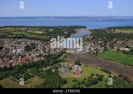 Vista aerea di Fishbourne e della città di Wootton Bridge che si affaccia su Wootton Creek sull'Isola di Wight, attraversando Solent, Portsmouth e Lee-on-so Foto Stock