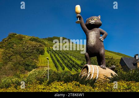 Schwarze Katz, scultura di gatto nero di fronte al vigneto, Germania, Renania-Palatinato, Zell Mosel Foto Stock